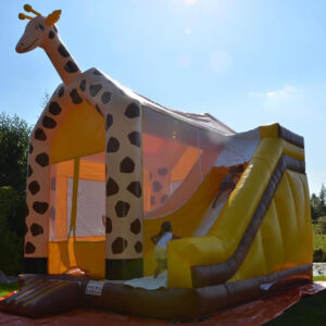 Springkussen Giraffe met Glijbaan Afmeting: 4,8x4,8x5,8 meter Gewicht: 190 KG