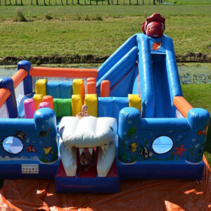 Springkussen Multiplay Haai afmeting: 6x6x4 meter gewicht: 210 KG
