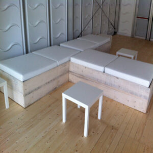 Loungebank, white wash steigerhout met skai leren kussen. 200x100x40cm